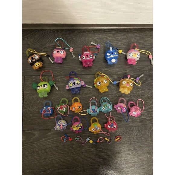Hasbro Lock Stars Lot of 20 Characters With Keys, 8 Charms - Picture 1 of 9